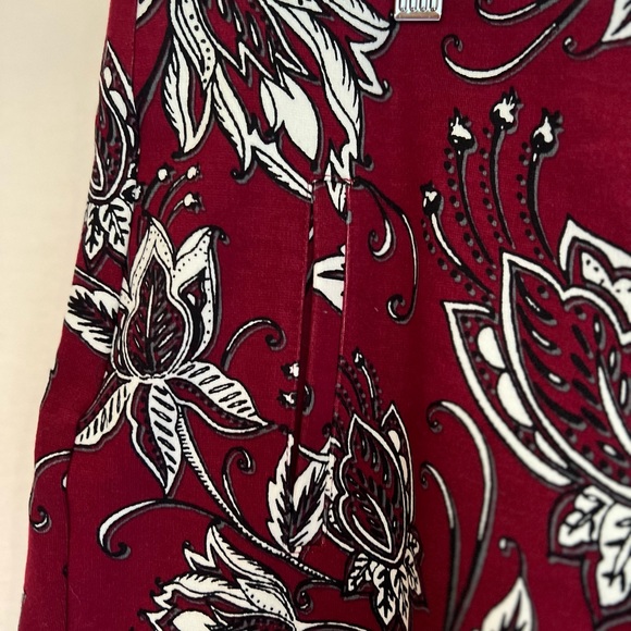 NWT Chico's burgandy floaral ankle pant, size 0R (US size 4) - Picture 3 of 6